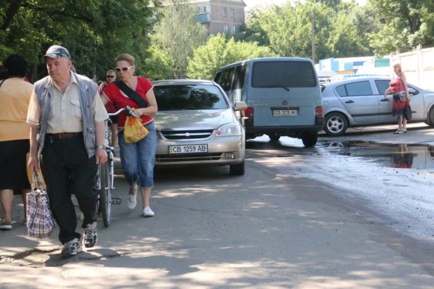 Движение на презжей части затруднено из-за забитого тоговцами тротуара Движение на презжей части затруднено из-за забитого тоговцами тротуара
