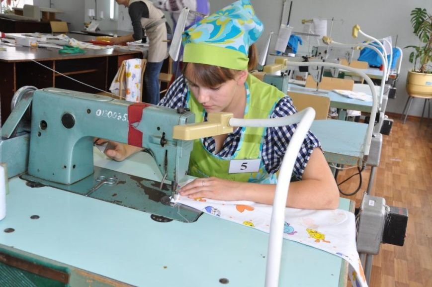 Іра під час виконання практичного завдання Іра під час виконання практичного завдання