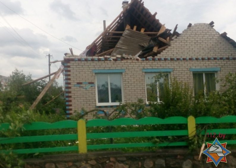 Стихия в Витебской области: ветер сносил крыши, переворачивал авто и краны. В регионе объявлено штормовое предупреждение, фото-4