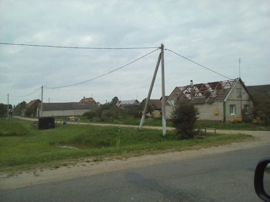 Стихия в Витебской области: ветер сносил крыши, переворачивал авто и краны. В регионе объявлено штормовое предупреждение, фото-7