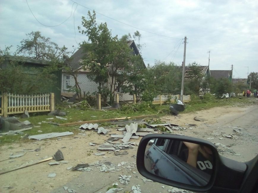 Стихия в Витебской области: ветер сносил крыши, переворачивал авто и краны. В регионе объявлено штормовое предупреждение, фото-9