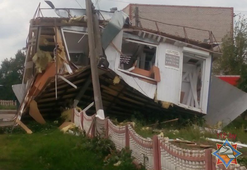 Стихия в Витебской области: ветер сносил крыши, переворачивал авто и краны. В регионе объявлено штормовое предупреждение, фото-1