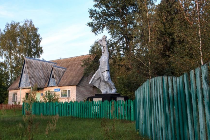 Братська_могила_радянських_воїнів,_які_загинули_у_вересні_1943р._та_пам’ятний_знак_138 Тютюнниця Братська_могила_радянських_воїнів,_які_загинули_у_вересні_1943р._та_пам’ятний_знак_138 Тютюнниця