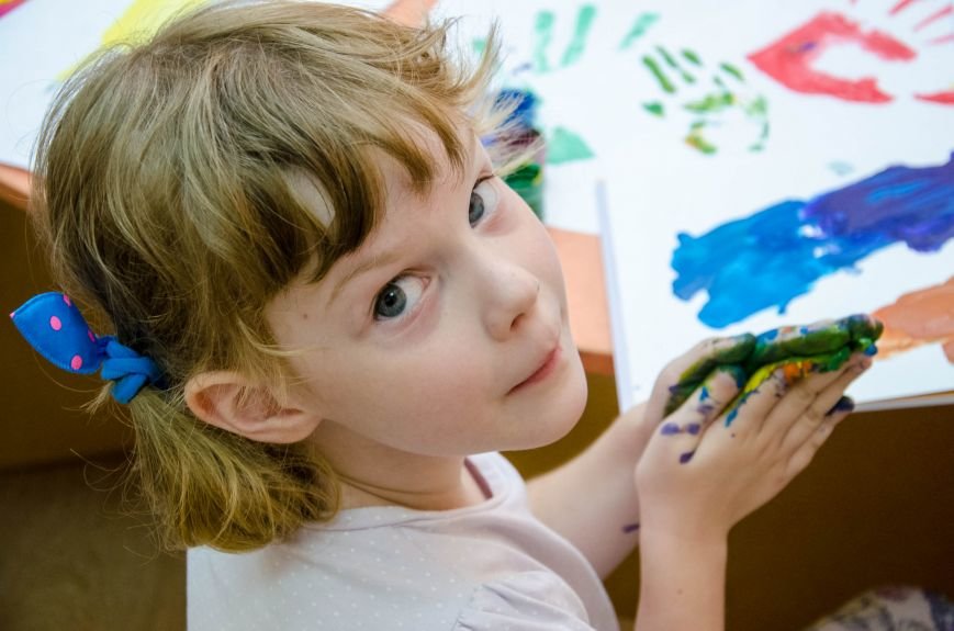 10 Хлопчиків та дівчаток соціалізують 10 Хлопчиків та дівчаток соціалізують