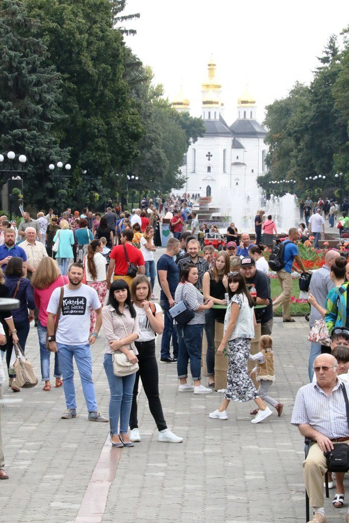 Біля відкритої сцени фестивалю Біля відкритої сцени фестивалю
