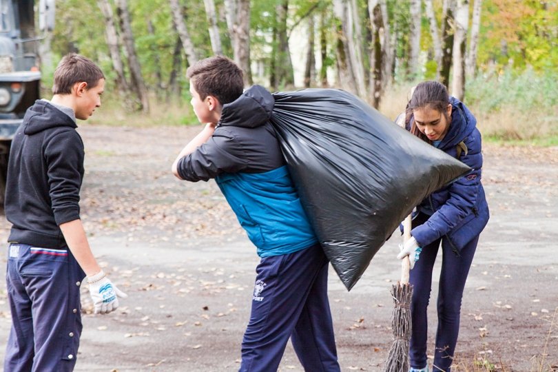 Жители южной части Полевского совместными усилиями прибрали..., фото-2 Жители южной части Полевского совместными усилиями прибрали парк, фото-2