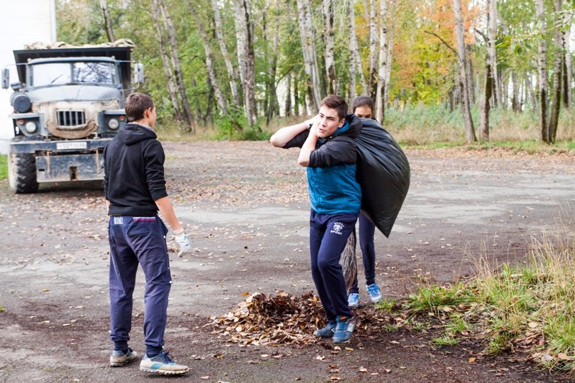 Жители южной части Полевского совместными усилиями прибрали..., фото-1 Жители южной части Полевского совместными усилиями прибрали парк, фото-1