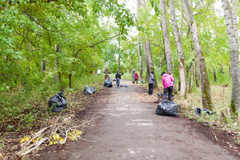 Жители южной части Полевского совместными усилиями прибрали..., фото-6 Жители южной части Полевского совместными усилиями прибрали парк, фото-6