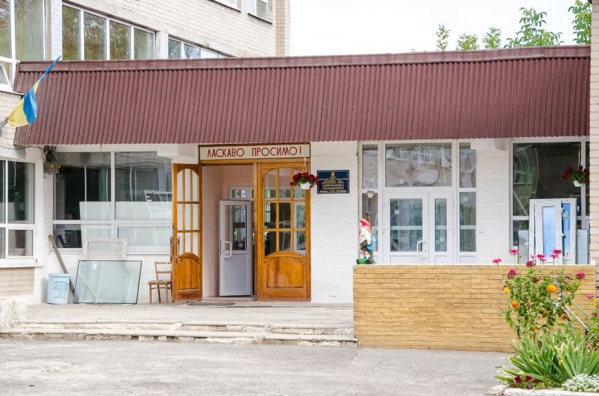 1 Царичанську школу реконструюють. 1 Царичанську школу реконструюють.