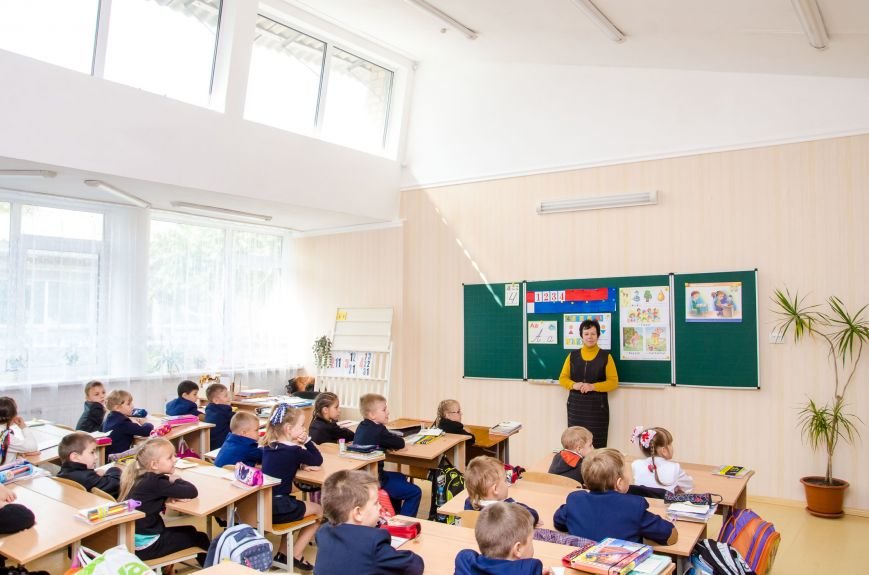 4 Тут займаються учні молодших класів. 4 Тут займаються учні молодших класів.