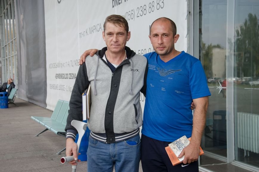 2 Разом із побратимом Євгеном Зибіним він рушає до Литви. 2 Разом із побратимом Євгеном Зибіним він рушає до Литви.