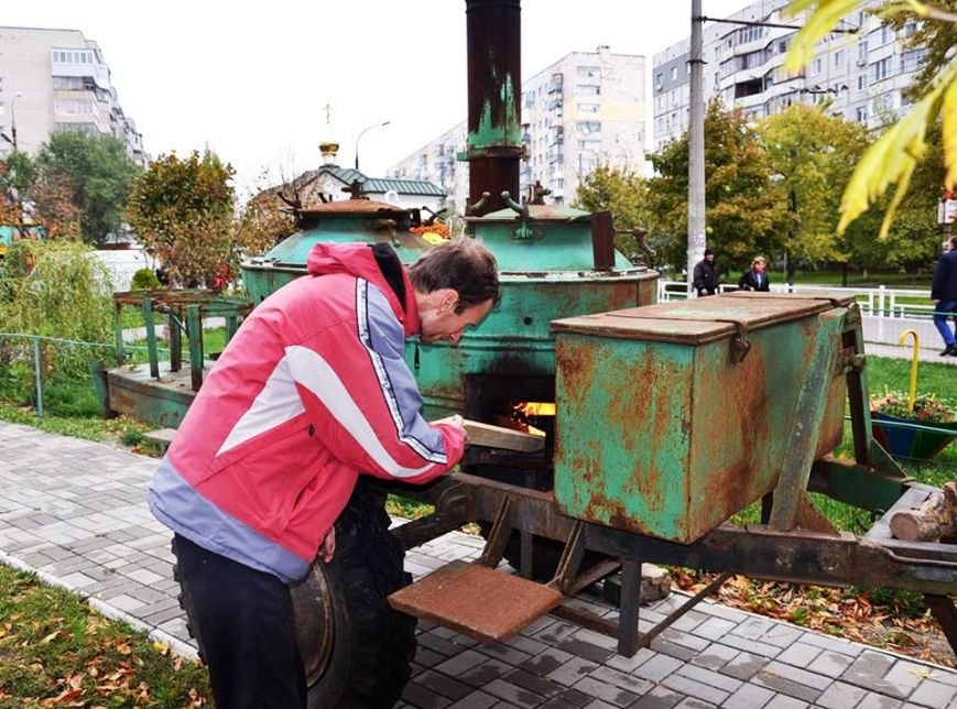 В Свято-Троицком сквере в честь праздника херсонцы отведали кашу и солдатский хлеб