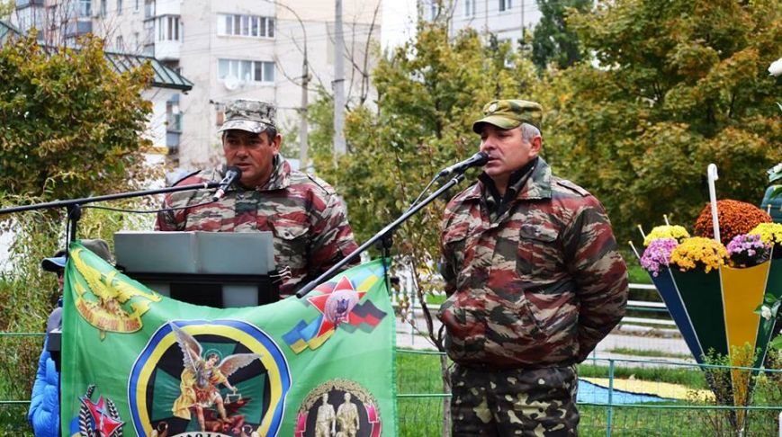 В Свято-Троицком сквере в честь праздника херсонцы отведали кашу и солдатский хлеб