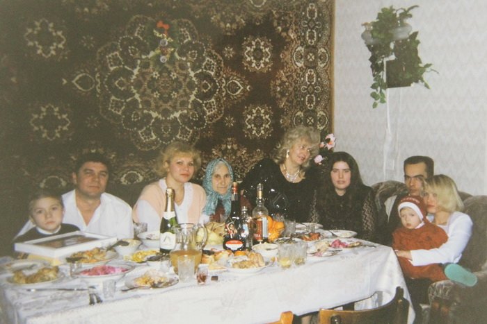 В семейном кругу. Крайние справа - Ирина Белкина, ее сын Максим и Александр Глухманчук