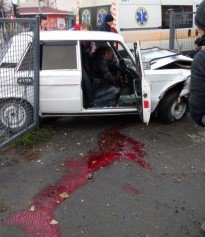 В Харькове автомобиль придавил пешехода к столбу
