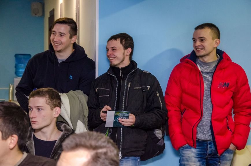 4 Про досвід успішних айтішників слухають навіть стоячи. 4 Про досвід успішних айтішників слухають навіть стоячи.