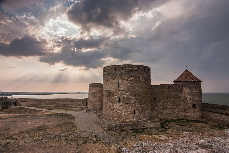Генуезький замок за заході сонця, Білгород-Дністровський (Одеська о... Генуезький замок за заході сонця, Білгород-Дністровський (Одеська область). Авторка фото — Тетяна Кабакова, вільна ліцензія CC BY-SA 4.0