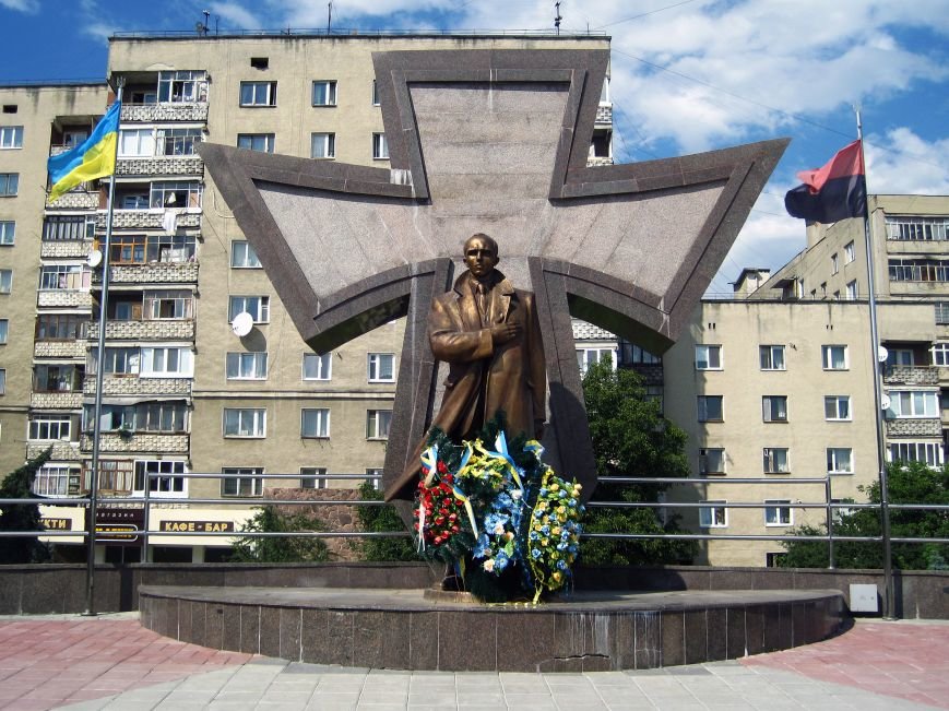 Пам'ятник_Степанові_Бандері_в_Івано-Франківську Пам'ятник_Степанові_Бандері_в_Івано-Франківську