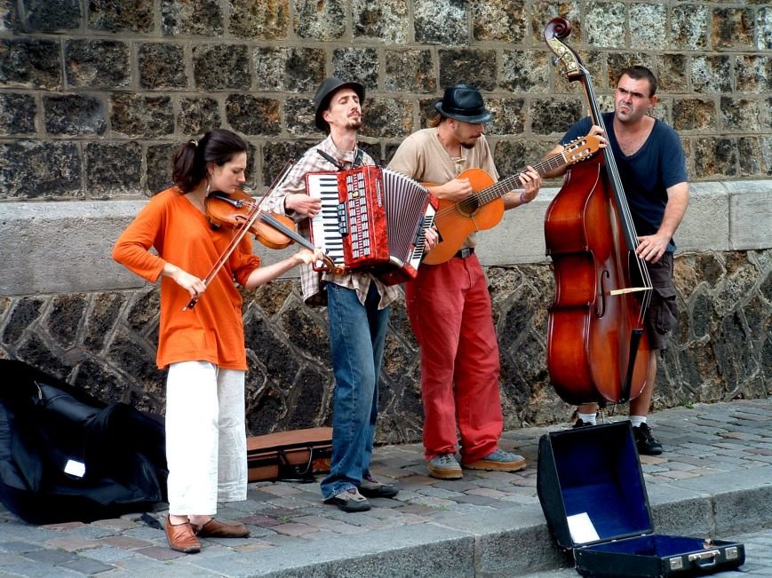 Music_band_in_Montmartre