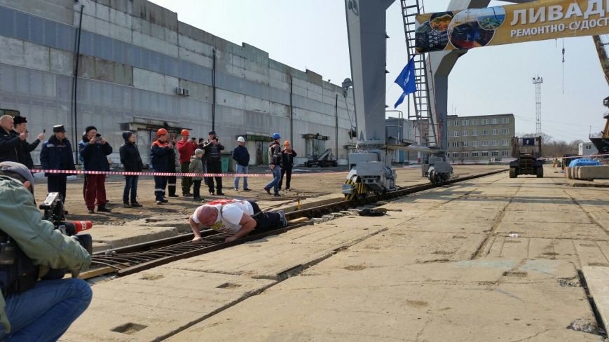 Владивостокский богатырь в честь Крыма сдвинул с места 312-тонный кран 