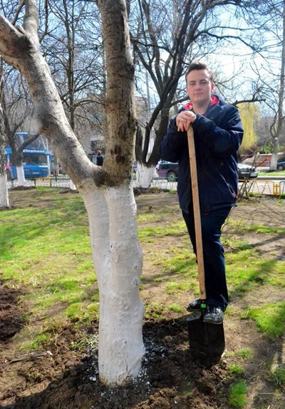 Два в одном: ребята из «Школы лидеров» провели субботник и..., фото-1 Два в одном: ребята из «Школы лидеров» провели субботник и «День объятий», фото-1
