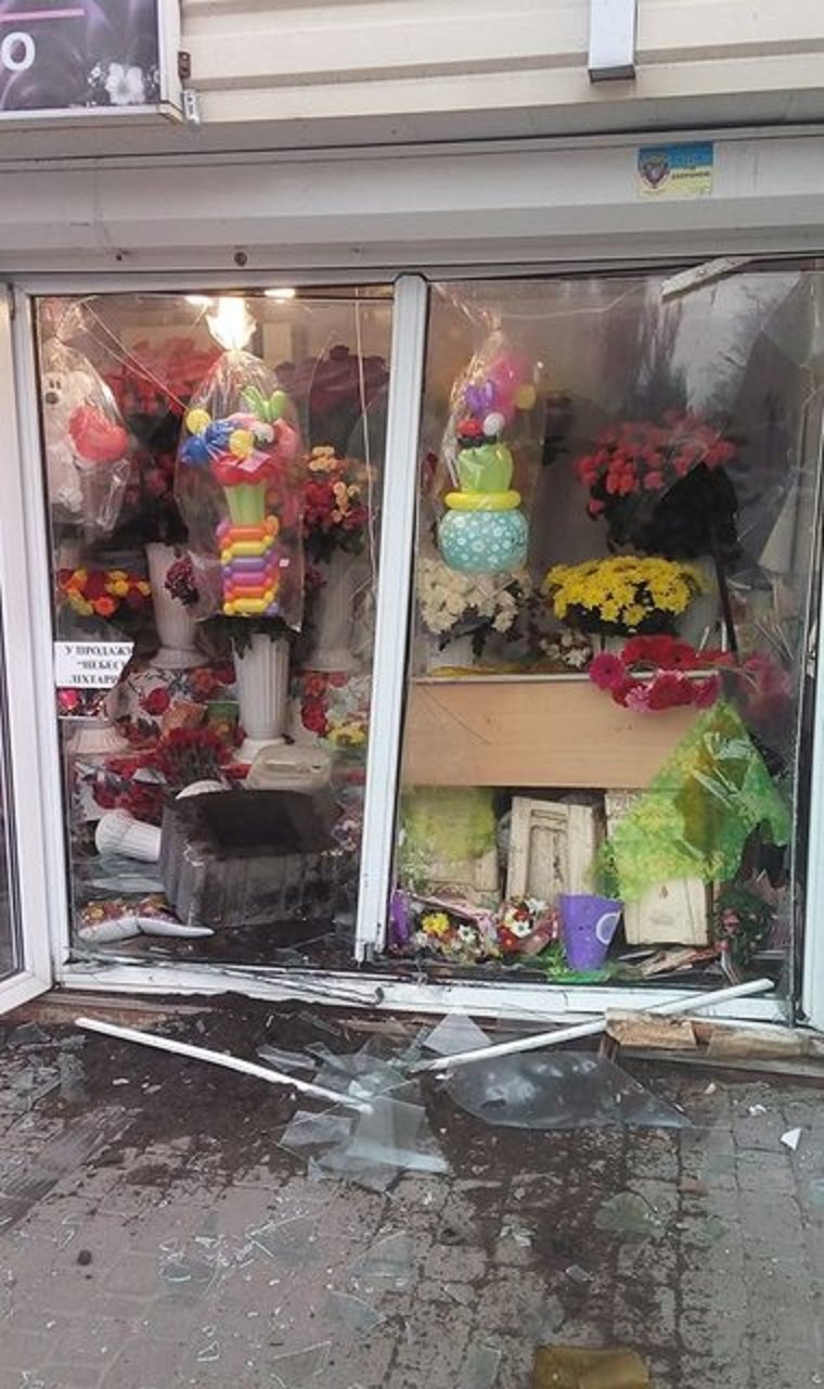 В Киеве автомобиль врезался в цветочный павильон 1 В Киеве автомобиль врезался в цветочный павильон 1