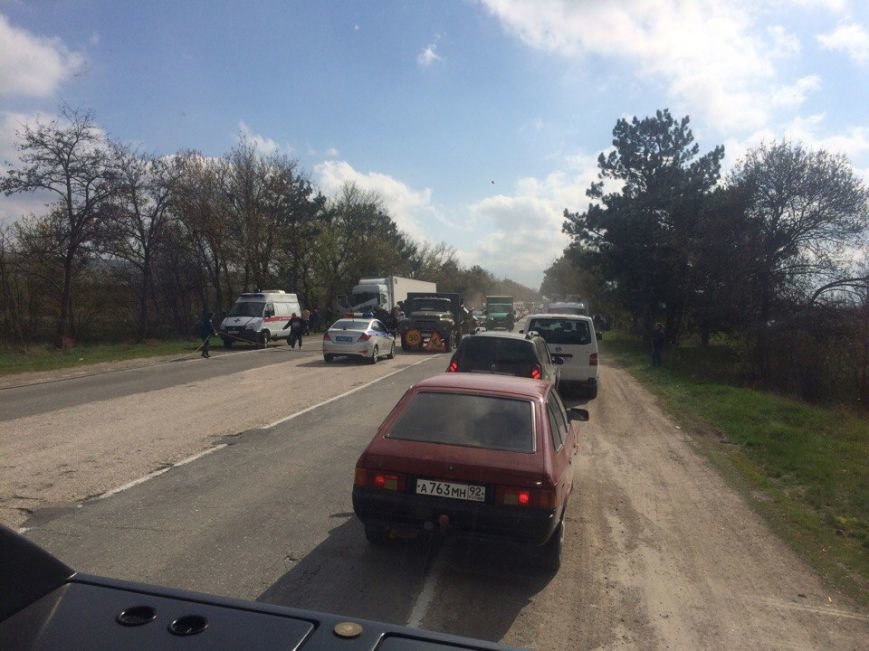 На трассе Симферополь-Севастополь фура врезалась в автомобиль дорожников: один человек погиб, двое пострадали 