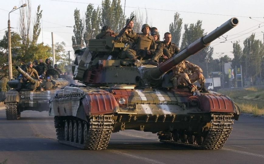 Бойцы 23-го тербатальона «Хортица» на броне танков 17-й бригады Бойцы 23-го тербатальона «Хортица» на броне танков 17-й бригады