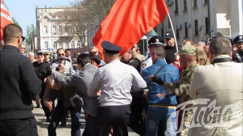 «Нет ХНР», разгромленный офис, драки: в Херсоне прошли перв..., фото-1 «Нет ХНР», разгромленный офис, драки: в Херсоне прошли первомайские мероприятия (фото, видео), фото-1