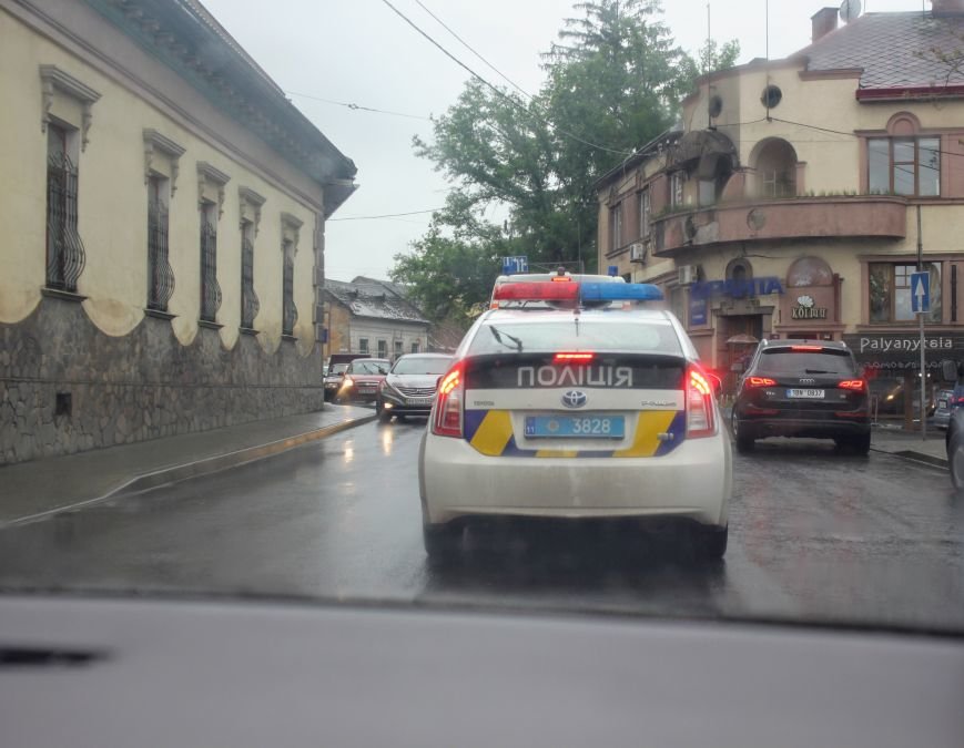 Секунди ціною у життя, або як ужгородські водії пропускают..., фото-9 Секунди ціною у життя, або як ужгородські водії пропускають «швидку»: фоторепортаж, фото-9