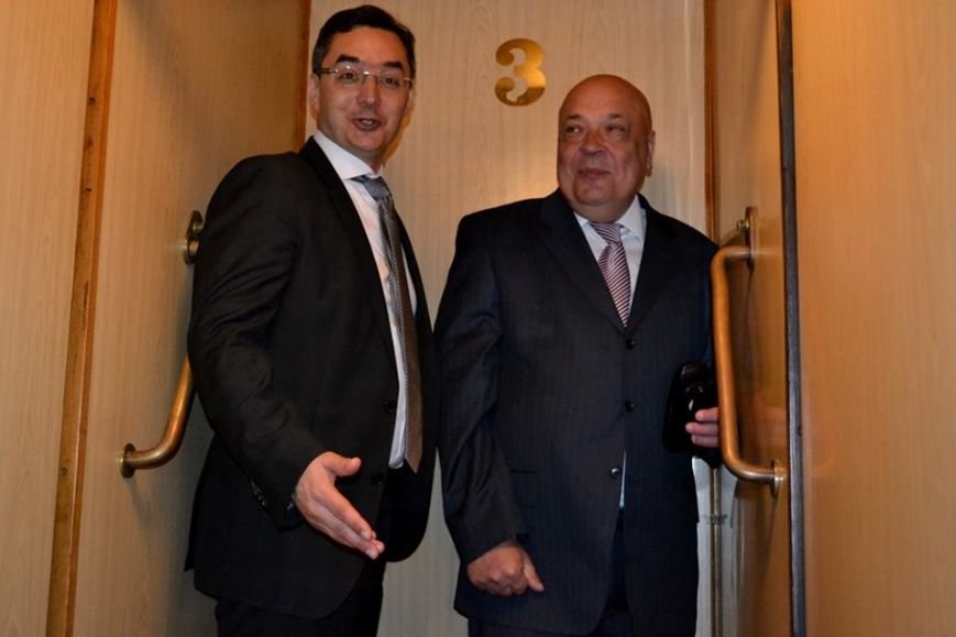 Як Москаль з мером Дебрецена у ліфті Закарпатської ОДА каталися: фото