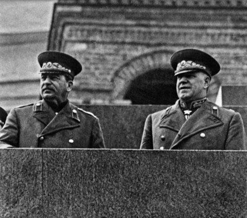 Stalin_i_ZHukov_na_parade_Pobedy._24_iyunya_1945_g