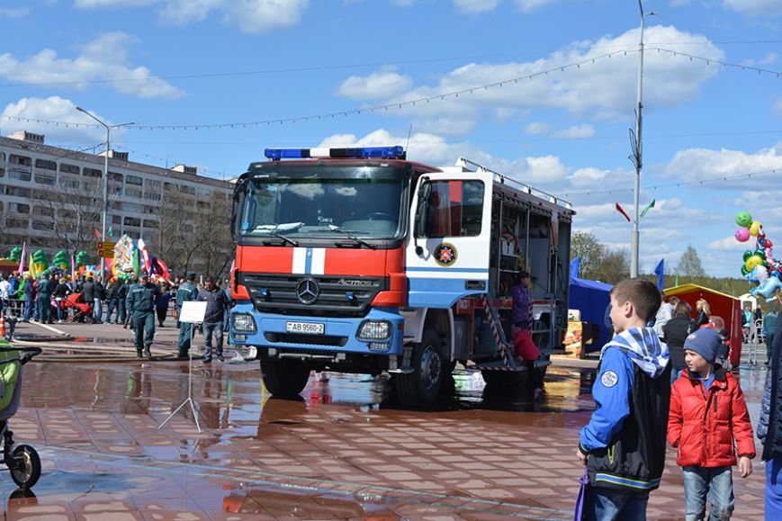 Дымокамера, выставка спецтехники и пожарный кроссфит: как новополоцкие спасатели отметили свой юбилей, фото-8