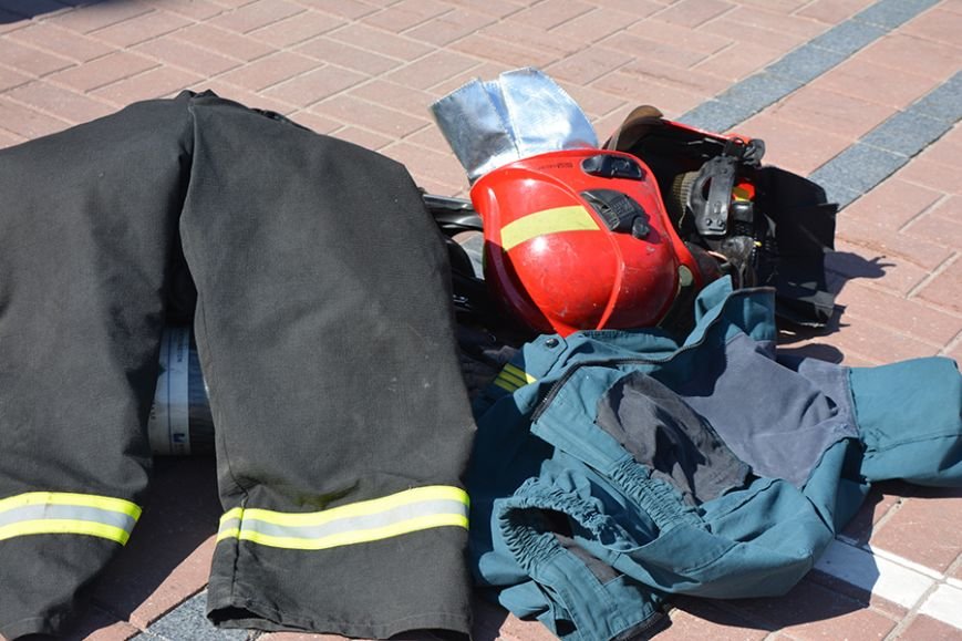 Дымокамера, выставка спецтехники и пожарный кроссфит: как новополоцкие спасатели отметили свой юбилей, фото-17