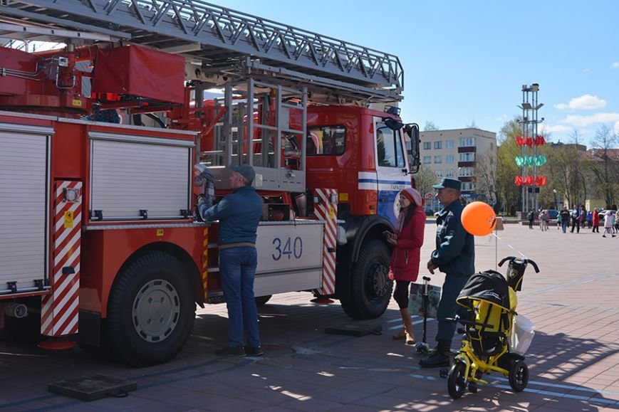 Дымокамера, выставка спецтехники и пожарный кроссфит: как новополоцкие спасатели отметили свой юбилей, фото-1