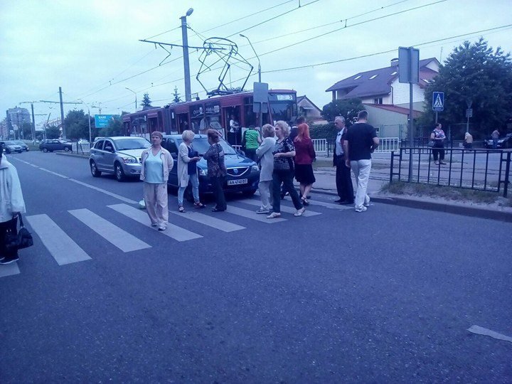 Обурені жителі перекрили вулицю Львова через неприбране сміття