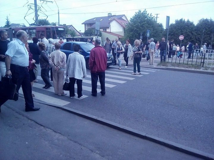 Обурені жителі перекрили вулицю Львова через неприбране сміття