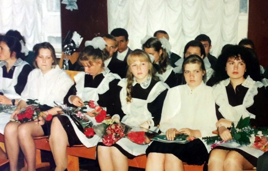 От прически на отвертку и рублевого платья до ресторана и н..., фото-3 От прически на отвертку и рублевого платья до ресторана и наряда с открытой спиной: эволюция выпускного балла за 50 лет, фото-3
