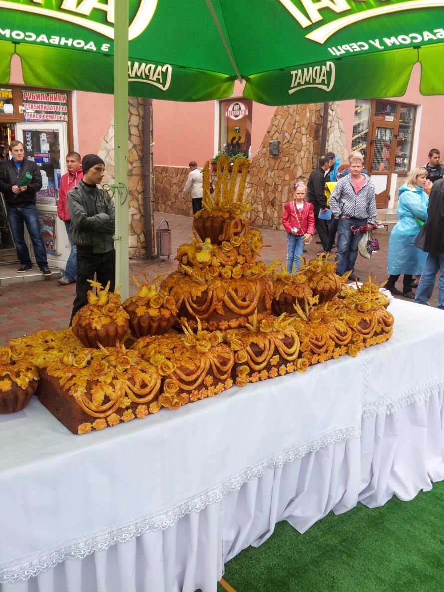 Для каждого праздника эксклюзивные торты на заказ. Для детского дня рождения-яркие и веселые, для свадьбы- воздушные и многоярусные, для корпоратива -торты с символикой, а для юбилеев- оригинальные и красивые