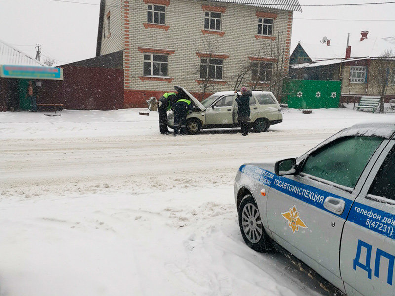 Полицейские оказывали помощь водителям