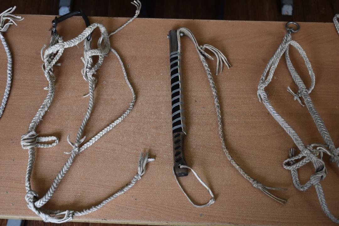 Пожарный-спасатель изготавливает снаряжение для верховой езды в Караганде