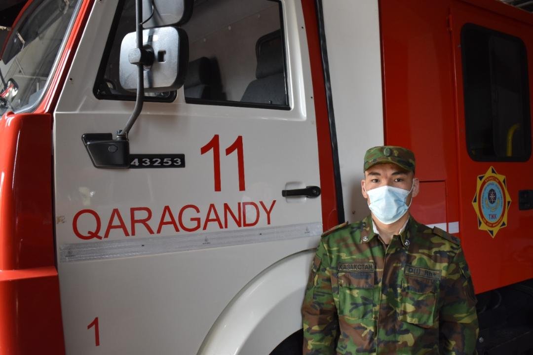 Пожарный-спасатель изготавливает снаряжение для верховой езды в Караганде