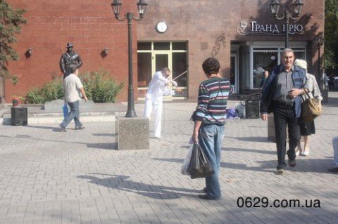 Мариуполь приобщается к искусству: скрипач на центральном проспект... Мариуполь приобщается к искусству: скрипач на центральном проспекте