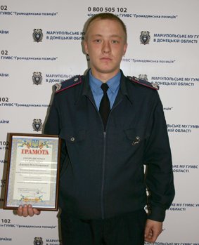 В Мариуполе милиционер вынес из горящей квартиры пожилую же..., фото-1 В Мариуполе милиционер вынес из горящей квартиры пожилую женщину, фото-1