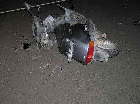 Поединок на улице Апатова: Скутер против Джипа (ФОТО), фото-1 Поединок на улице Апатова: Скутер против Джипа (ФОТО), фото-1