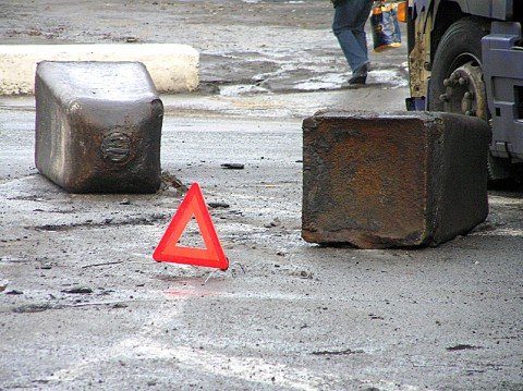 У ТФД грузовик потерял металлические слитки (Фото)., фото-1 У ТФД грузовик потерял металлические слитки (Фото)., фото-1