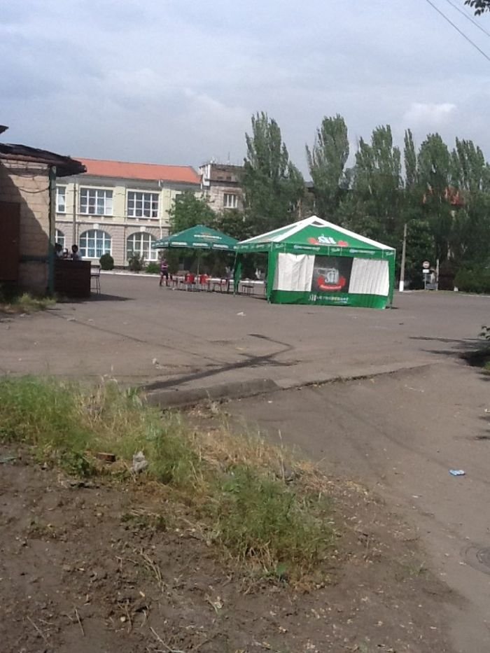 Пивной бум в Мариуполе: питейную палатку установили у проез..., фото-1 Пивной бум в Мариуполе: питейную палатку установили у проезжей части (ФОТО), фото-1