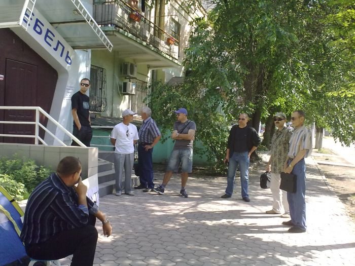 В Мариуполе моряки решили ночевать под окнами у работодател..., фото-2 В Мариуполе моряки решили ночевать под окнами у работодателя, пока он не вернет 117 тыс. долларов долгов по зарплате (ФОТО), фото-2