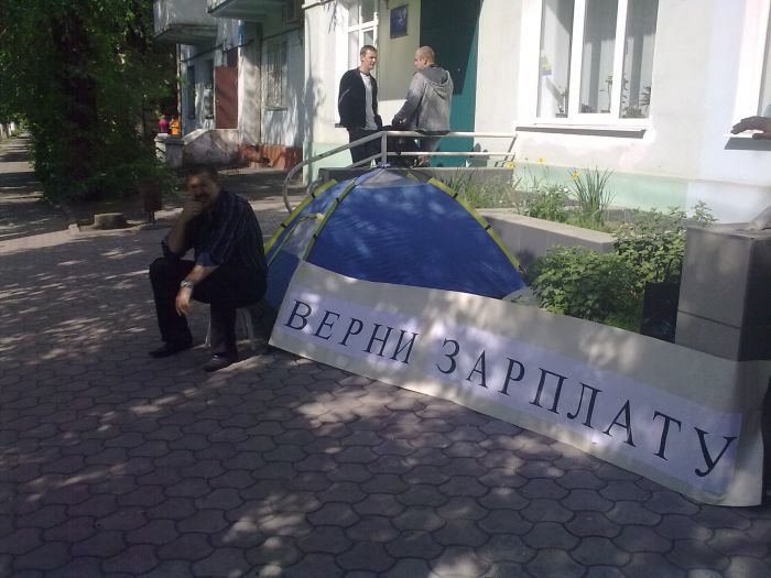 В Мариуполе моряки решили ночевать под окнами у работодател..., фото-1 В Мариуполе моряки решили ночевать под окнами у работодателя, пока он не вернет 117 тыс. долларов долгов по зарплате (ФОТО), фото-1