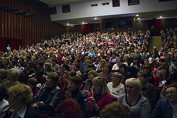 Луганчанок поздравили с первым праздником весны (ФОТО, ВИДЕО), фото-3 Луганчанок поздравили с первым праздником весны (ФОТО, ВИДЕО), фото-3